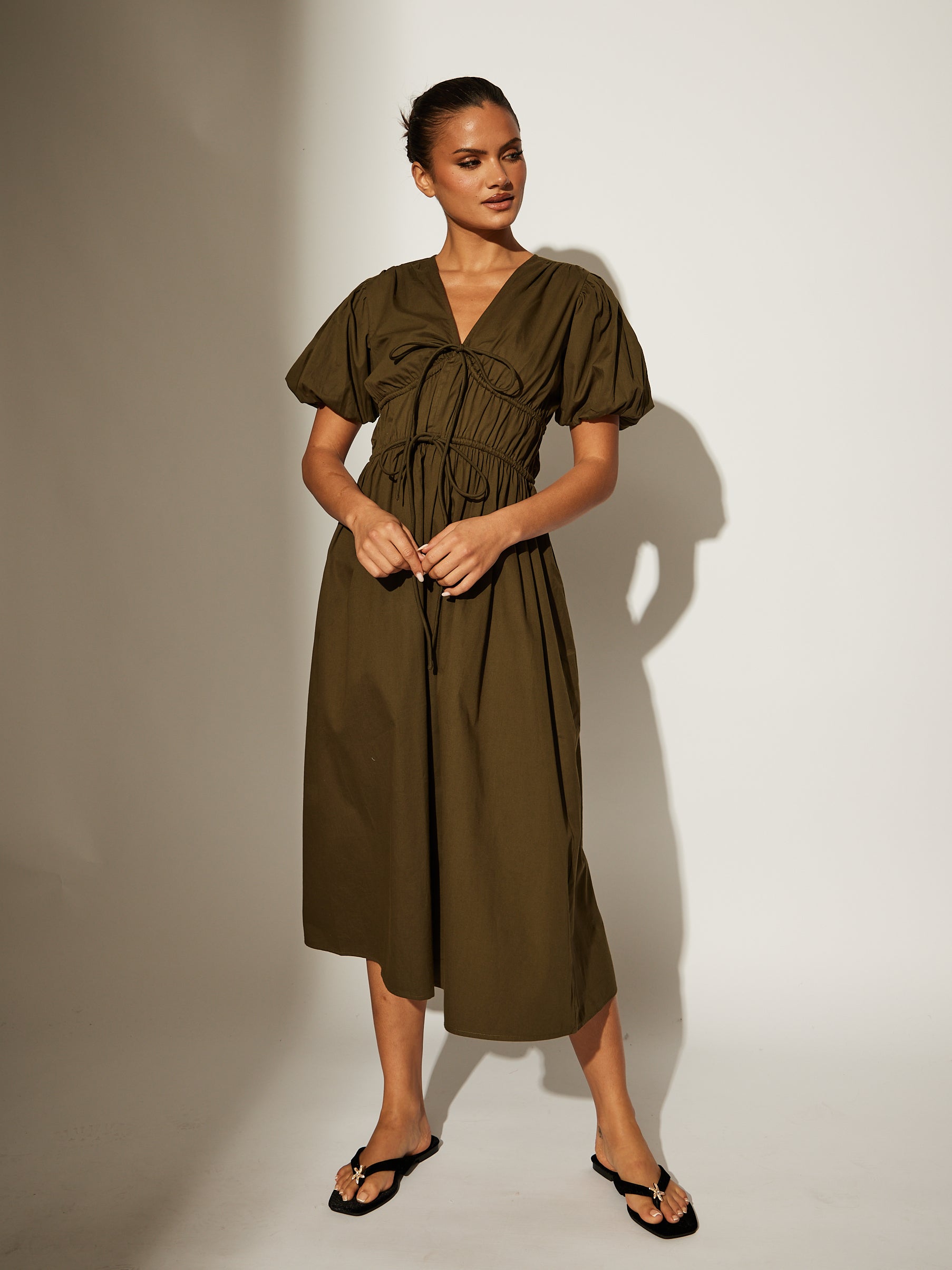 【 OMMO】VOLUME SLEEVE FOOD BZ(KHAKI/38) the 'boma' tie front midi dress with puff sleeves in khaki – South